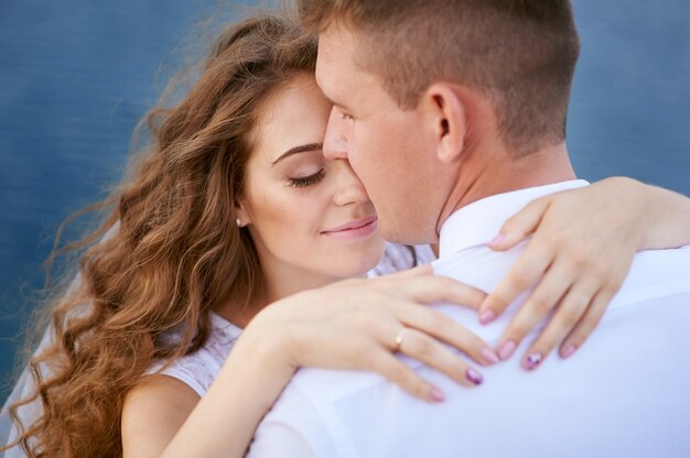 Photo bride and groom hugging