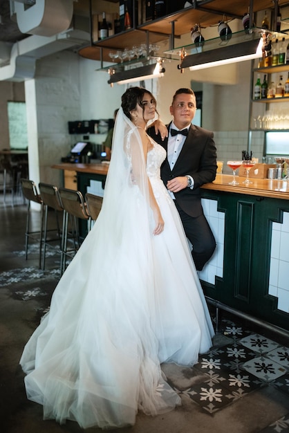 Photo bride and groom inside a cocktail bar
