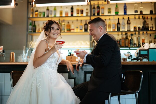 Foto sposa e sposo all'interno di un cocktail bar