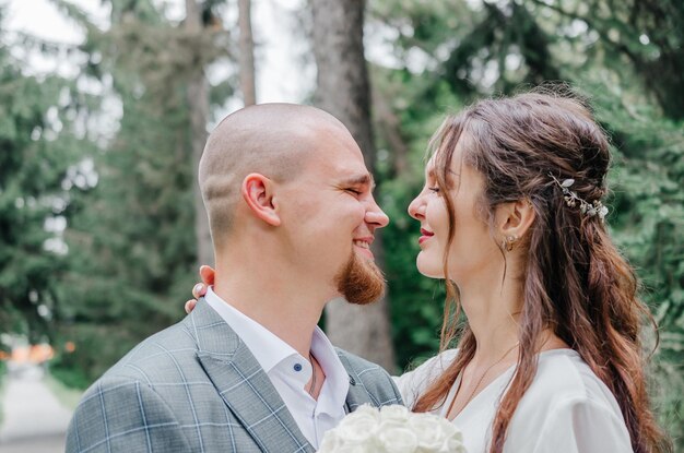 Foto la sposa e lo sposo si guardano e sorridono