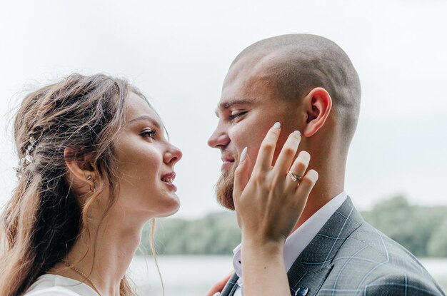 Foto la sposa e lo sposo si guardano