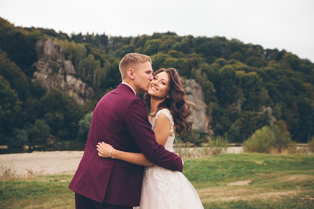 Photo bride and groom in love wedding couple