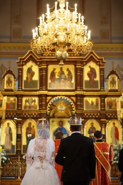 Жених и невеста на православной свадебной церемонии