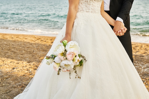 Жених и невеста на открытом воздухе в свадебной церемонии