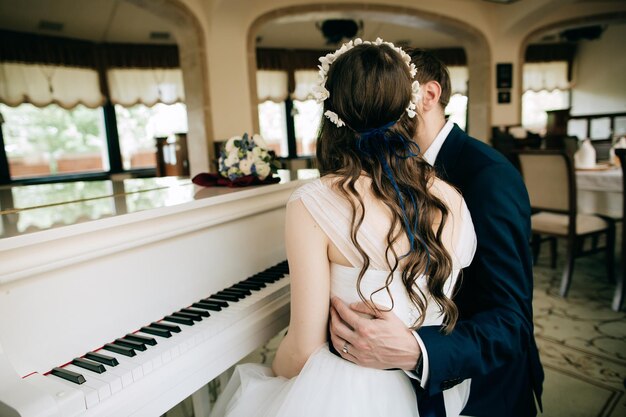 Foto gli sposi suonano il pianoforte tradizioni nuziali