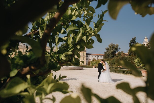 Foto gli sposi posano per una foto davanti a una chiesa