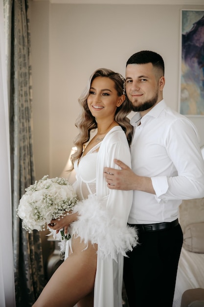 Photo a bride and groom pose for a photo