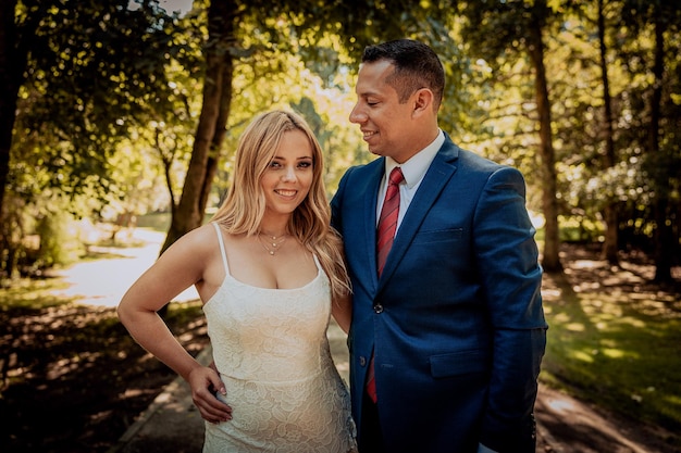 Photo the bride and groom run through a forest wedding photo shoot