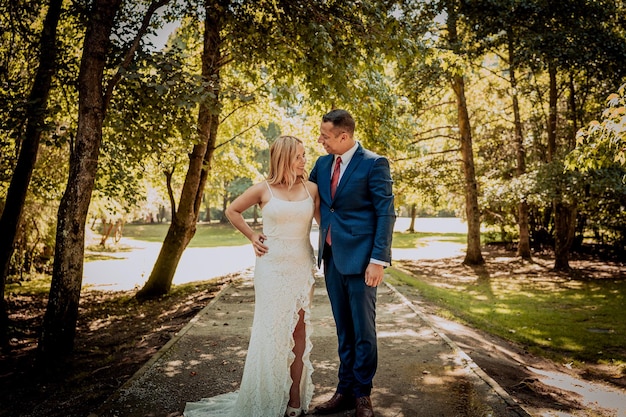 Photo the bride and groom run through a forest wedding photo shoot