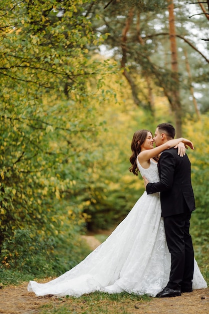 Photo the bride and groom run through a forest wedding photo shoot