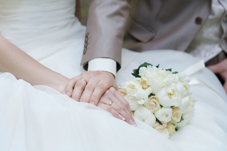 Photo 結婚指輪と新郎新婦の手