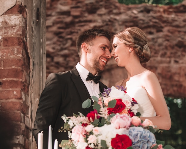 Sposa e sposo in piedi al tavolo del banchetto