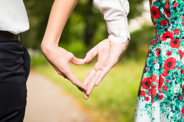 Sposa e sposo in piedi insieme al cuore