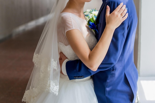 Sposa e sposo insieme in un edificio