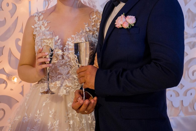 Жених и невеста на свадебном банкете