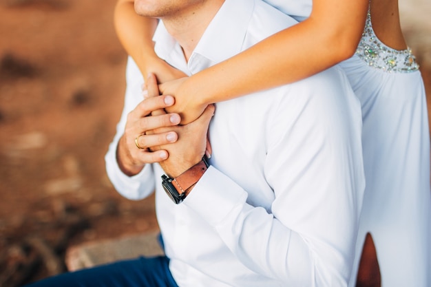 Foto sposa e sposo al giorno del matrimonio che camminano all'aperto sulla natura primaverile