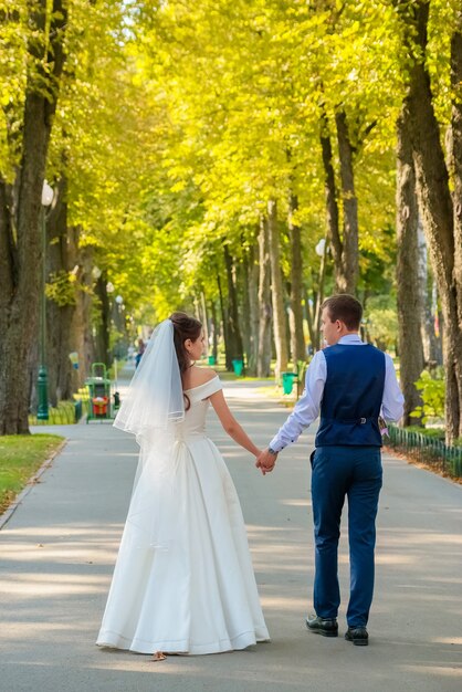 жених и невеста в день свадьбы