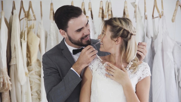 La sposa e lo sposo in vestito da sposa preparano la cerimonia.