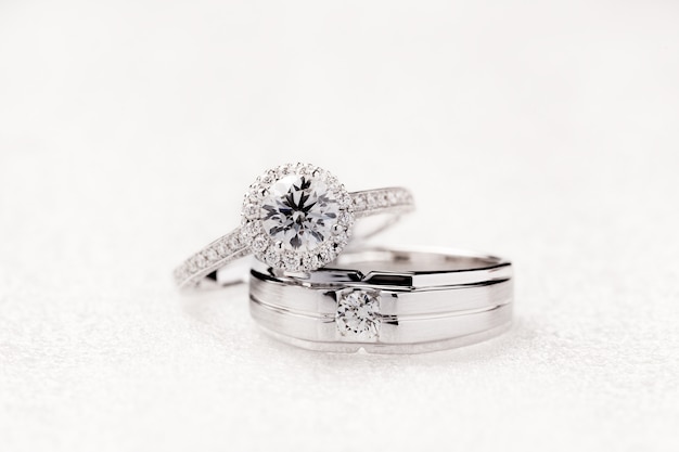 Photo bride and groom wedding engagement rings on white background