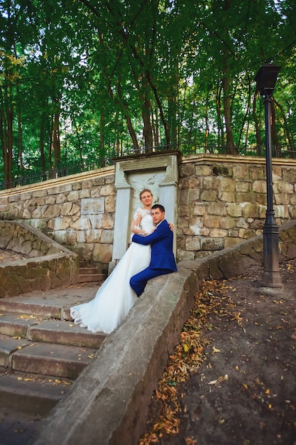 Sposi matrimoni sposi nel parco