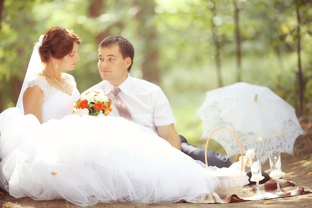 Foto sposa e sposo ad un matrimonio in natura estiva