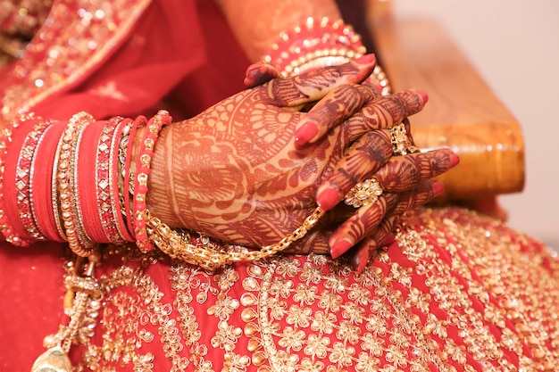 Foto mano della sposa sul fuoco