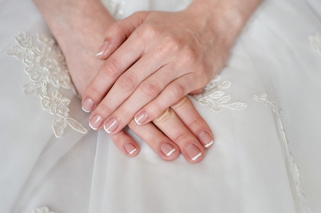 Photo bride hands nail care