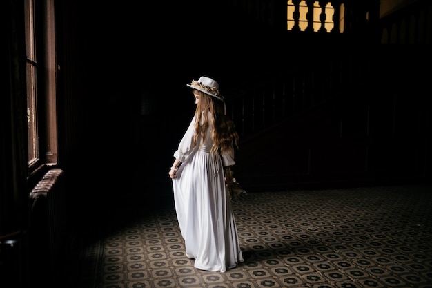 모자와 부케를 입은 신부 하얀 드레스를 입은 신부 초상화 신부의 초상 하얀 웨딩 드레스와 꽃다발을 든 모자를 쓴 어린 소녀