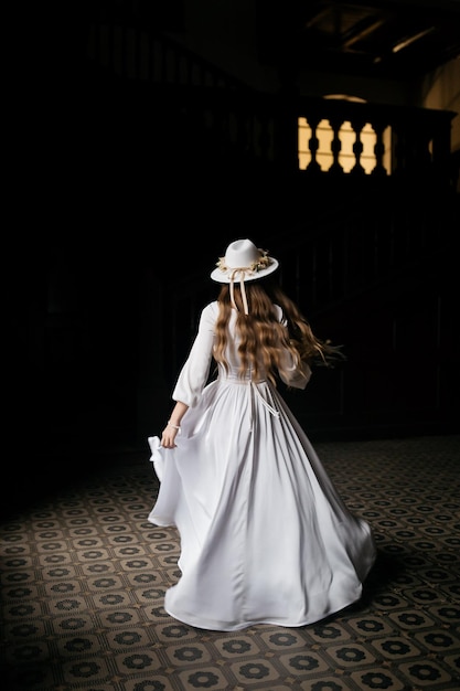 모자와 부케를 입은 신부 하얀 드레스를 입은 신부 초상화 신부의 초상 하얀 웨딩 드레스와 꽃다발을 든 모자를 쓴 어린 소녀