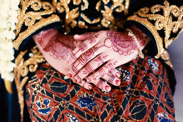 Bride henna carved beautiful and unique at brides hand