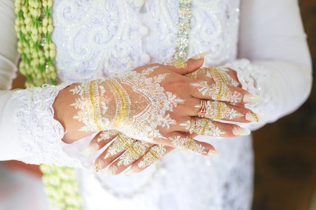Красивая и неповторимая резная хна невесты от руки невесты