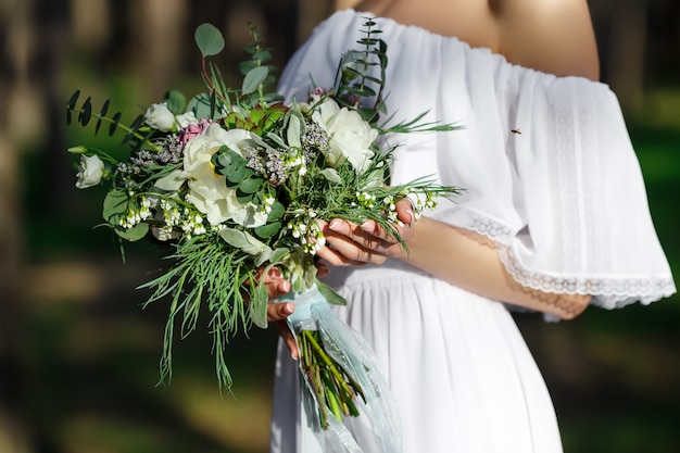 美しい結婚式のブーケを持って花嫁