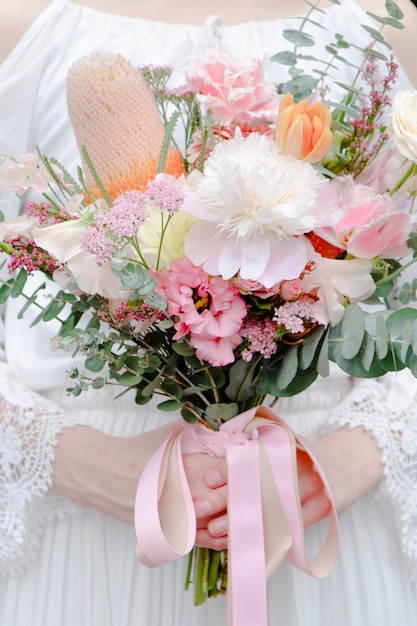 Foto sposa con in mano un mazzo di fiori