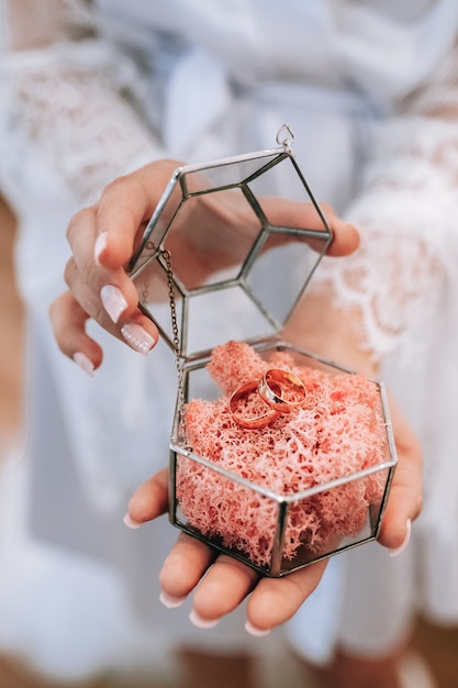 Photo bride holds box with rings