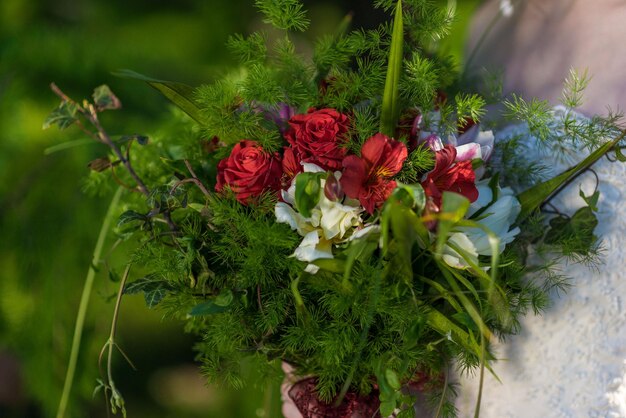 花嫁は結婚式の日の花を手にウェディングブーケを持っています