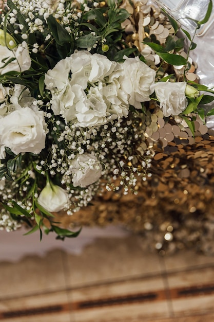 Foto la sposa tiene un bouquet da sposa dettagli di nozze dell'abito da sposa