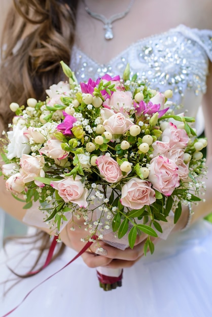 La sposa tiene un bouquet da sposa