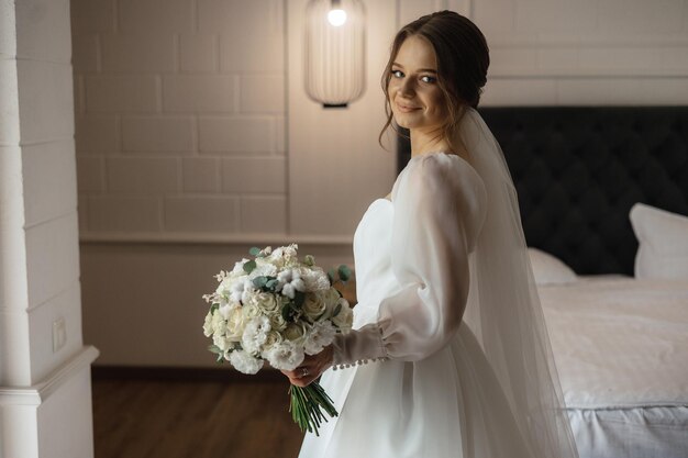 Photo bride in a hotel room