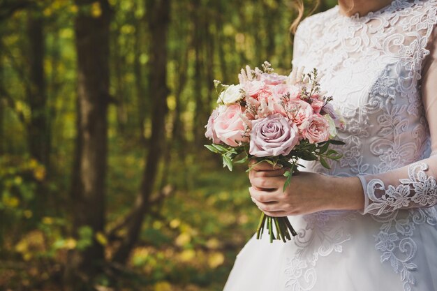 The bride is holding a bouquet of flowers 2285