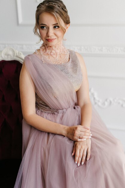 麗なスタジオでラベンダー色のふわふわしたウェディングドレスを着た新婦
