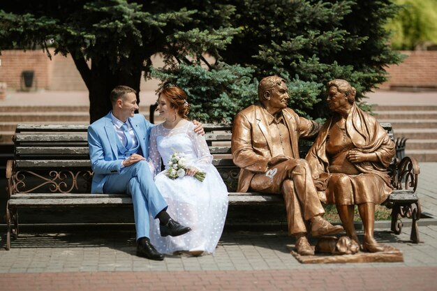 Невеста в легком свадебном платье к жениху в голубом костюме