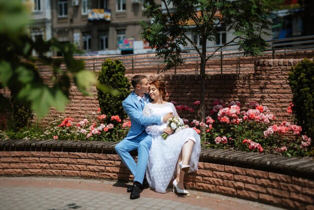Невеста в легком свадебном платье к жениху в голубом костюме
