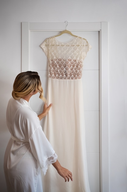 Photo bride looking at dress side view