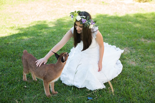 Sposa e lince in giardino