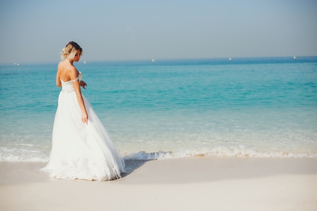 Sposa vicino al mare