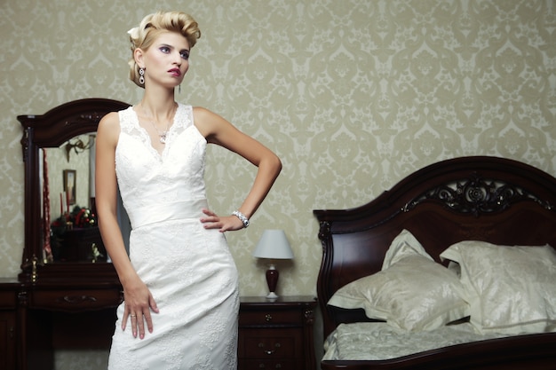 Photo bride posing in hotel room