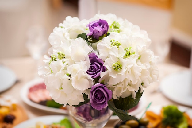 花嫁の紫の花の結婚式