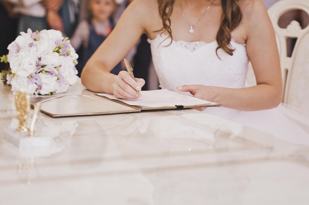 Photo the bride puts the signature in the act of marriage 5495