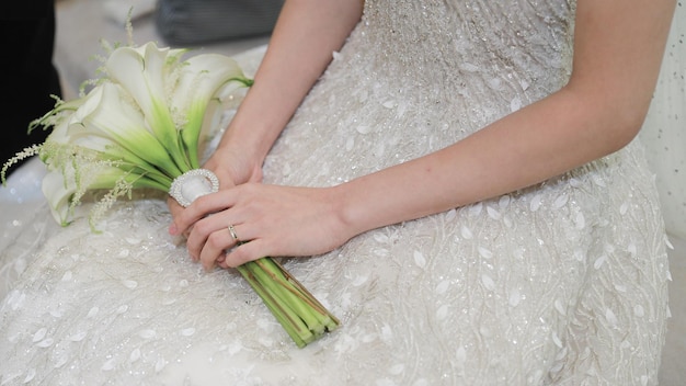 花束を持つ花嫁の手