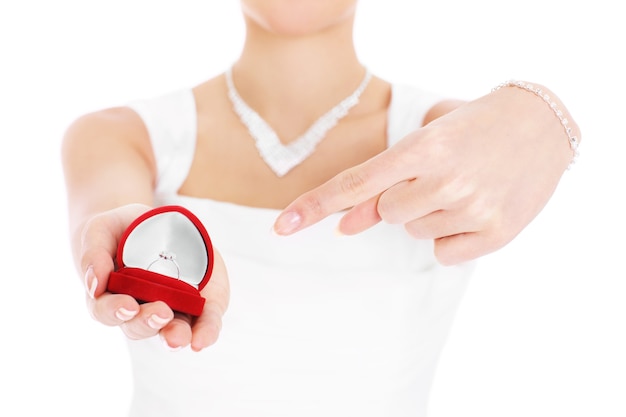 Photo a bride showing engagement ring in a red box